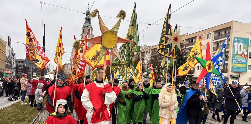 Orszak Trzech Króli idzie przez Polskę. Radosne Święto Objawienia Pańskiego. Tysiące pielgrzymów przeszły do symbolicznego Betlejem