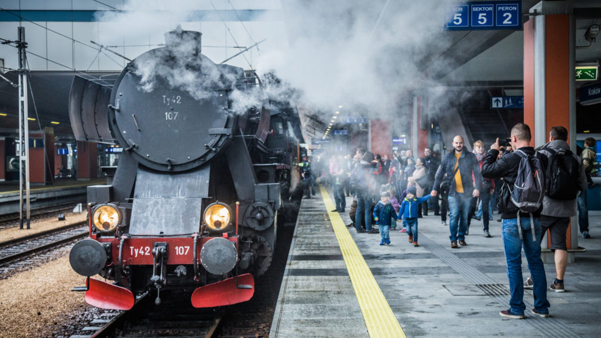 Pociągi retro pojawią się w tym roku na najpiękniejszych trasach kolejowych Małopolski. Władze województwa przeznaczyły na organizację przejazdów do 400 tys. zł w ramach projektu "Małopolskie Szlaki Turystyki Kolejowej".