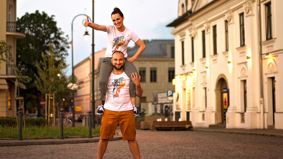 Fundacja Jaśka Meli we współpracy z Not Just Shop przygotowała projekt w ramach Poland Business Run. Efektem jest koszulka, która niesie za sobą prosty przekaz: "Dziękuję". Właśnie to słowo chcą powiedzieć beneficjenci Poland Business Run wszystkim osobom zaangażowanym w ten bieg charytatywny.
