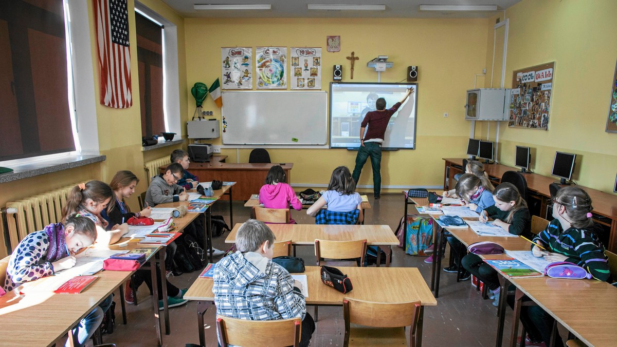 Nawet połowa kosztu szkolnej książki może iść na agresywną promocję wśród nauczycieli. A za drogi podręcznik płacą rodzice, alarmuje "Rzeczpospolita".