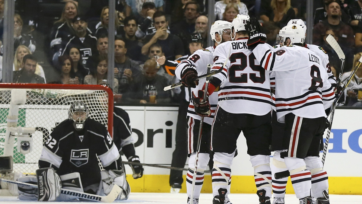 Obrońcy mistrzowskiego tytułu Los Angeles Kings poprawili swoją grę i wygrali z Chicago Blackhawks 3:1. Po dwóch porażkach Królowie wrócili na własne lodowisko, gdzie ich gra wyglądała znacznie lepiej. Bohaterami dnia byli bramkarz Jonathan Quick i obrońca Wiaczesław Wojnow.