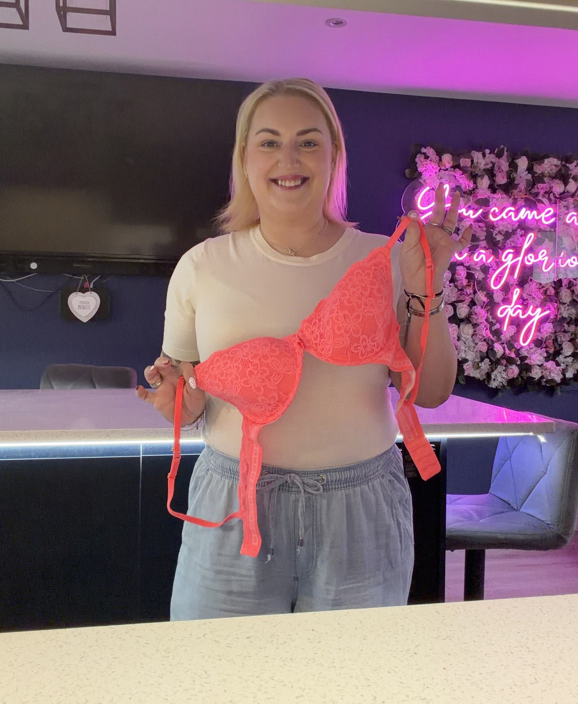 Lekár Laure odporučil nosiť podprsenku bez  kostíc.