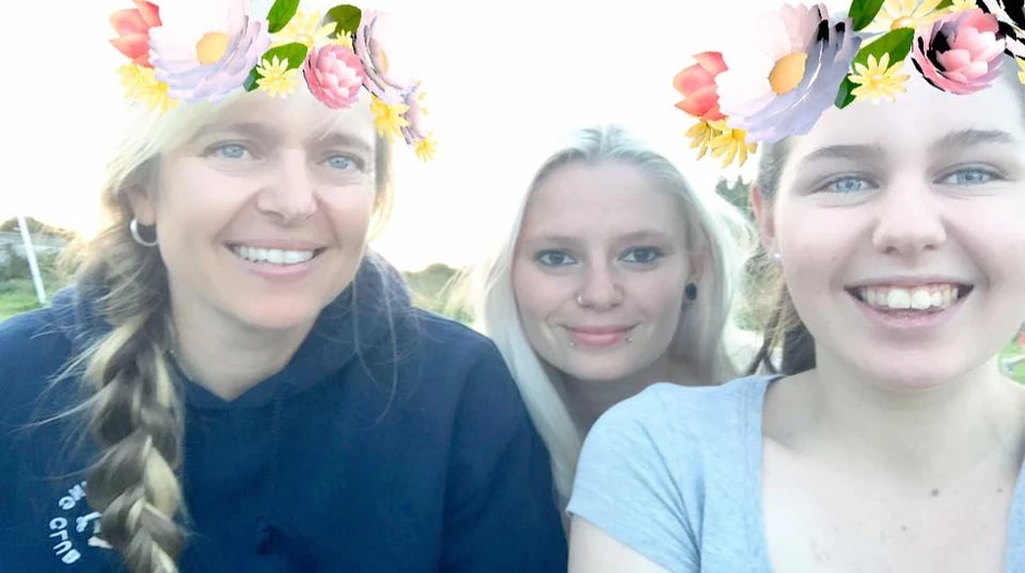 Hani sa prijateljima