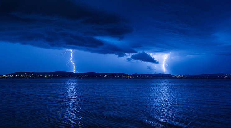 A Balaton térségében is heves viharok várhatók / Fotó: MTI - Lakatos Péter