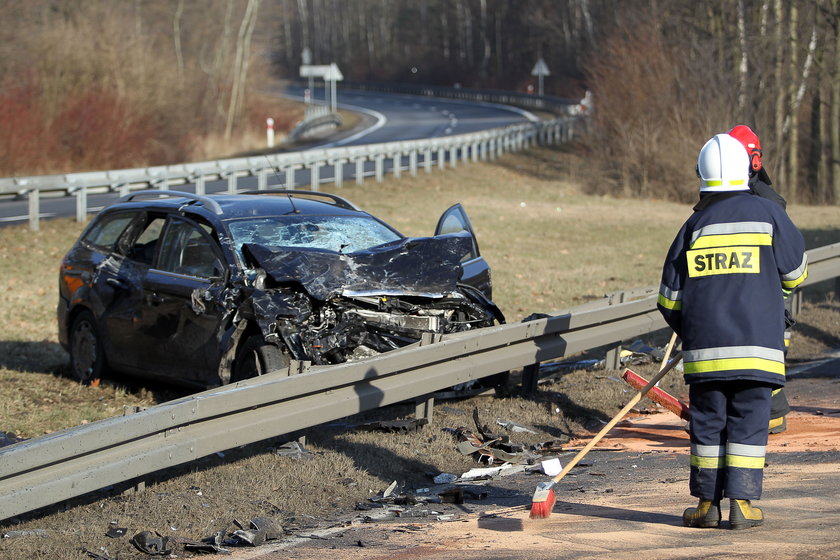 Preczów. Zdezrenie ciężarówki z sobowym fordem mondeo 