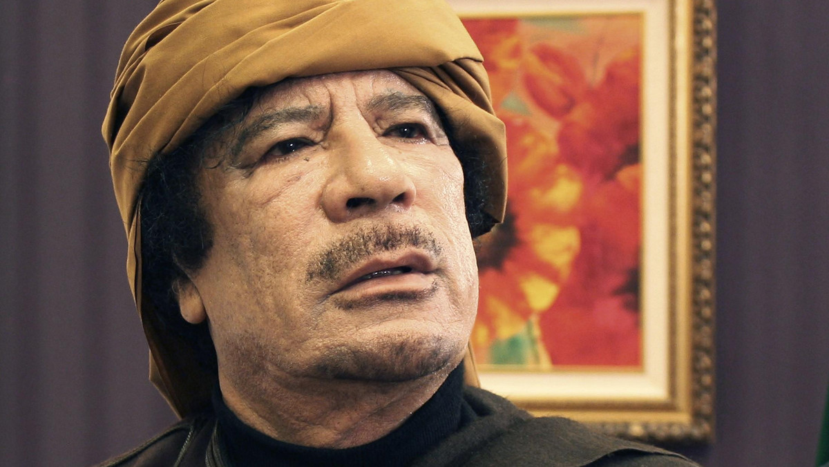 Muammar Kaddafi prawdopodobnie opuścił libijskie miasto Bani Walid i przy pomocy lojalnych wobec siebie plemion kieruje się na południe do Czadu lub Nigru - powiedział wysoki rangą dowódca wojskowy powstańczej Narodowej Rady Libijskiej w nocy z wtorku na środę.