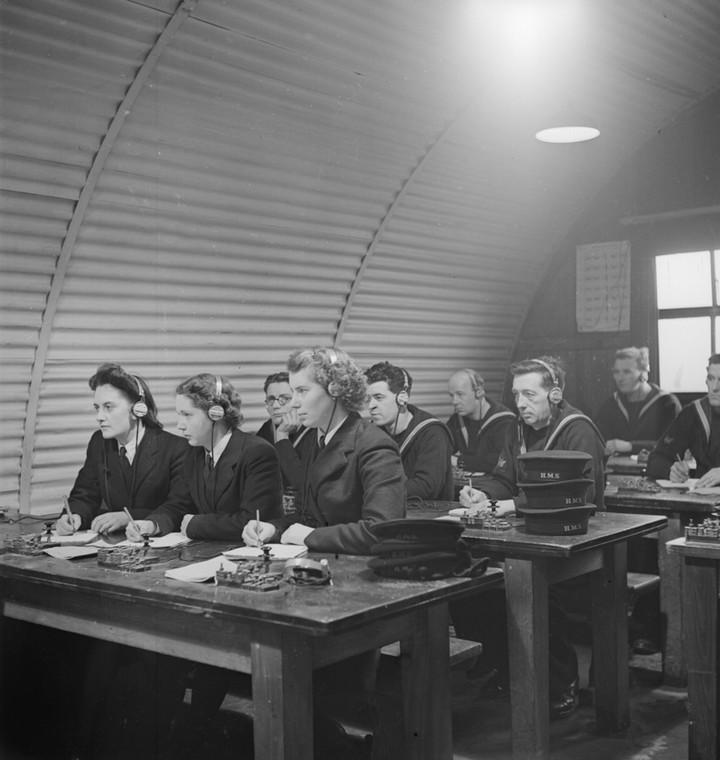 Women's Royal Naval Service - popularnie Wrens, czyli strzyżyki, spolszczone jako wrenki podczas szkolenia z alfabetu Morse'a