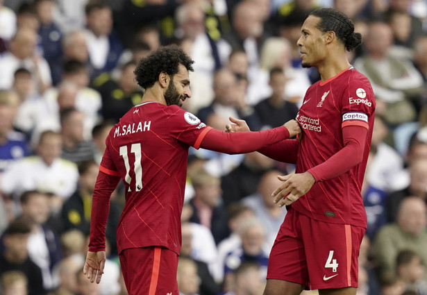 Mohamed Salah (L) i Virgil van Dijk (P) podczas meczu Liverpoolu z Leeds United
