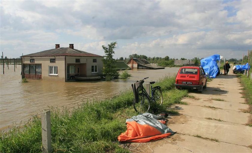 Zamieszkała na wale w namiocie.