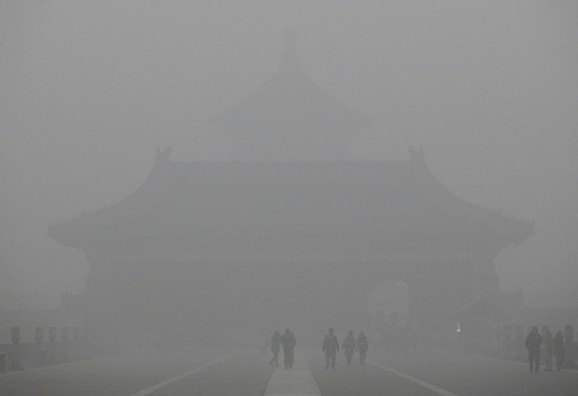 Peking je standardno prekriven smogom i ljudi na ulice ne izlaze bez maski