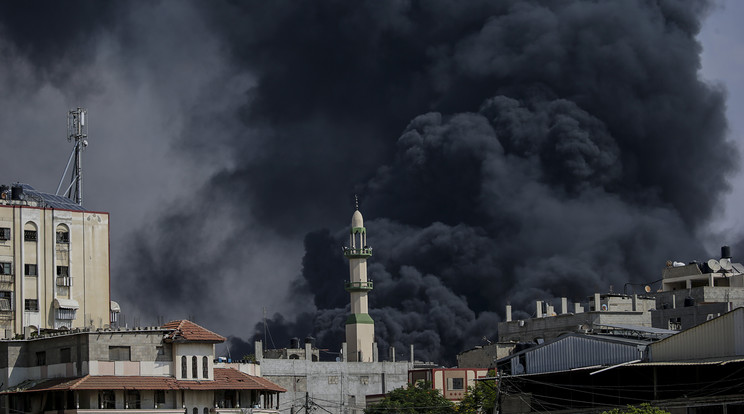Sűrű fekete füst tör a magasba egy izraeli légitámadást követően Gázában 2023. október 11-én. A Gázai övezetet irányító Hamász palesztin iszlamista szervezet október 7-én többfrontos támadást indított Izrael ellen, több mint 1200 izraeli életét vesztette, a Hamász elleni izraeli válaszcsapások legalább 900 ember halálát okozták a Gázai övezetben.MTI/EPA/Mohamed Szaber