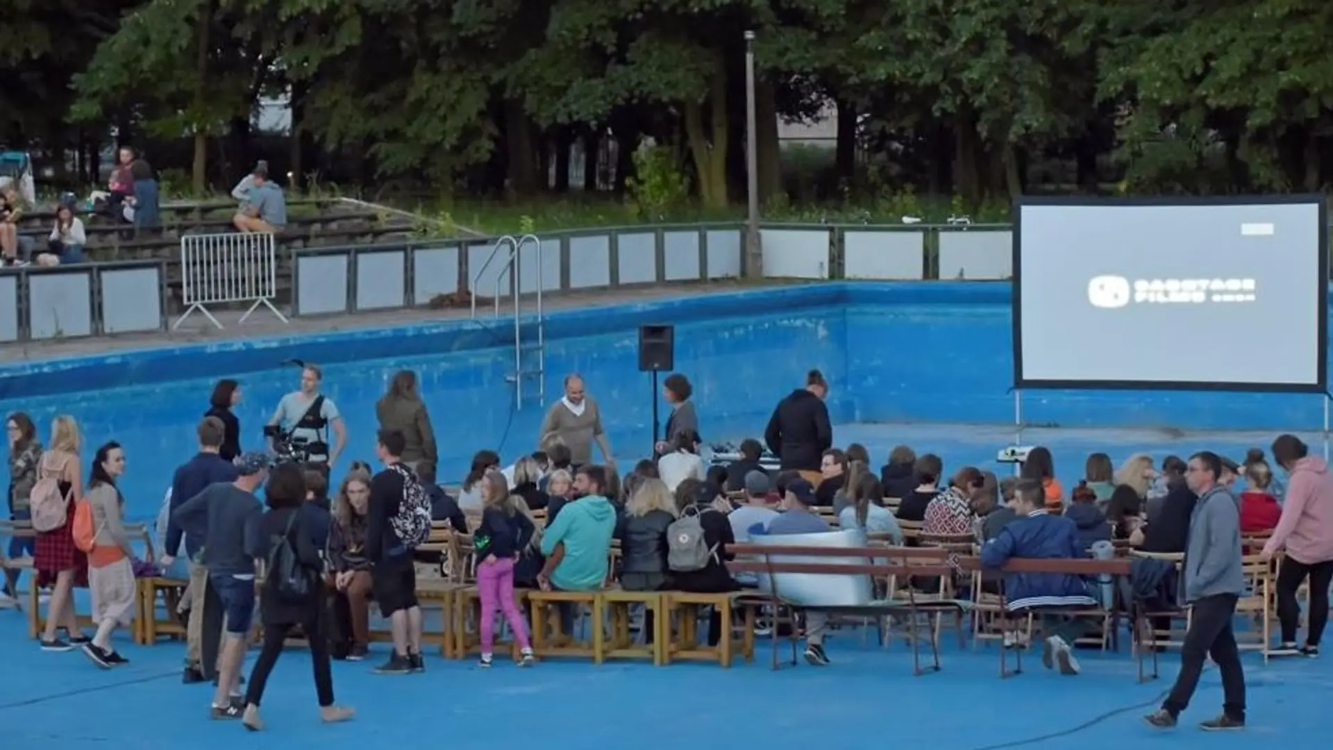 Wnętrze basenu w Poznaniu zmieniło się w salę kinową. "Szalony pomysł"