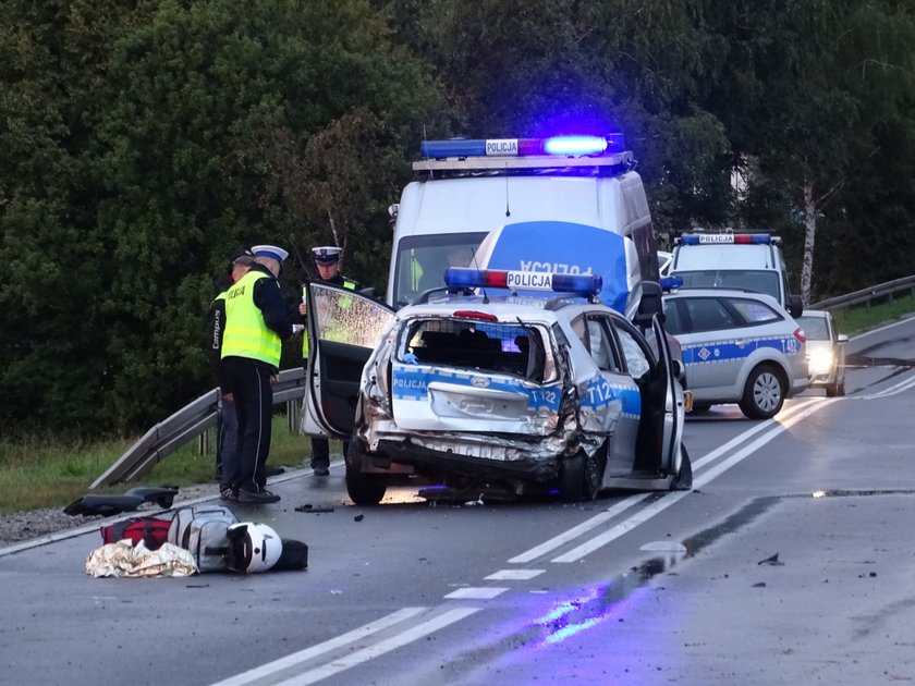 Policjant z Olsztyna doprowadził do śmiertelnego wypadku wpadając radiowozem w grupę motocyklistów