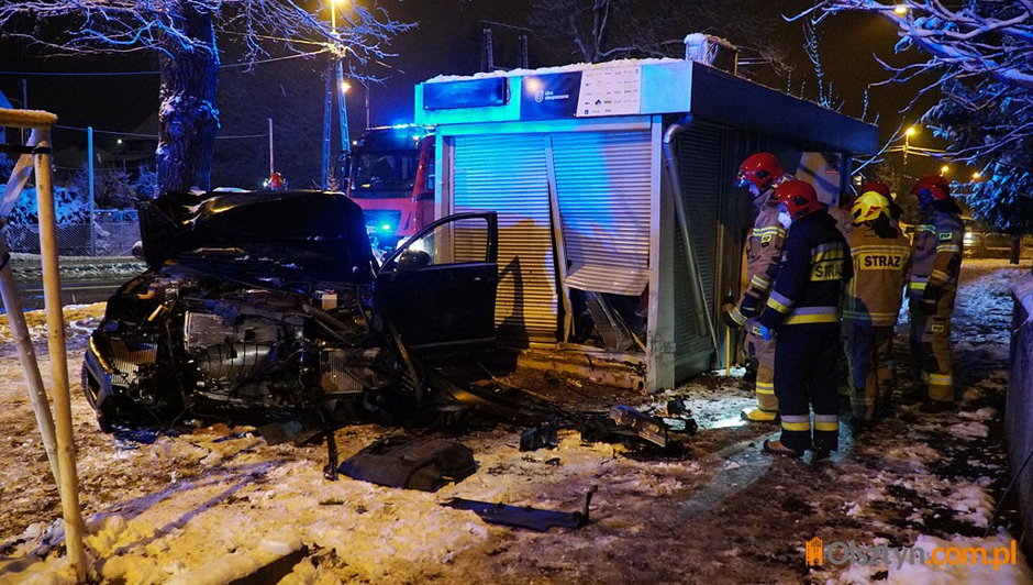 Wjechała z impetem w kiosk firmy ubezpieczeniowej w Gutkowie 