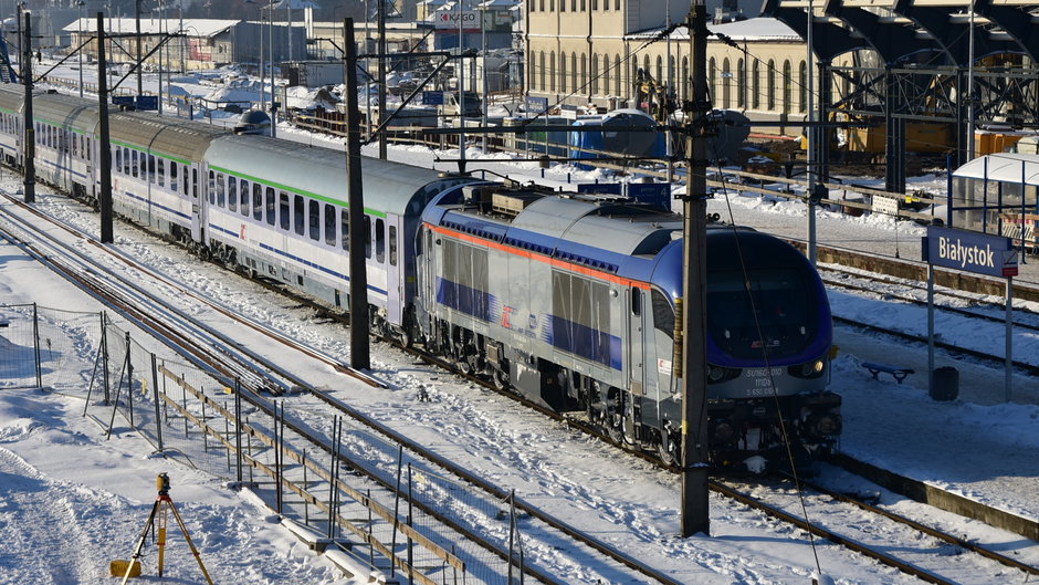 Rozkopana stacja Białystok i pociąg InterCity 'Hańcza' z Krakowa do Litewskiej Mockavy już po wymianie lokomotywy na spalinową