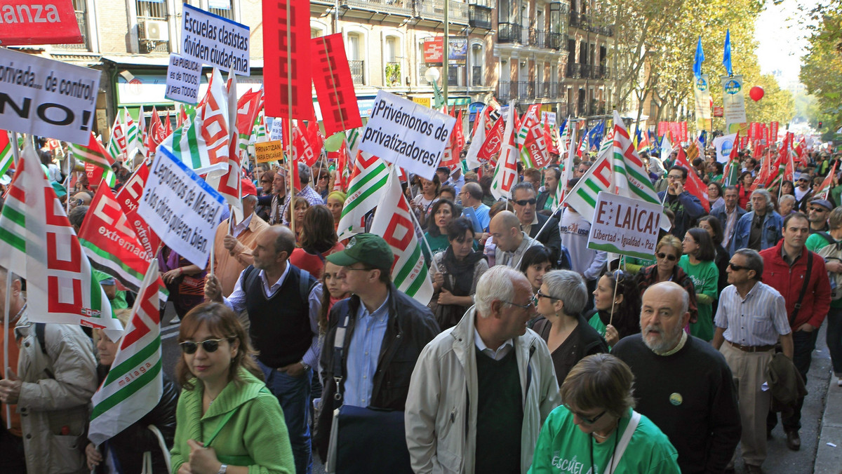 Z okrzykami "Nie dla cięć" budżetowych w oświacie wiele tysięcy nauczycieli, rodziców i uczniów z różnych regionów Hiszpanii przemaszerowało w sobotę przez Madryt w pierwszej ogólnokrajowej manifestacji w odpowiedzi na apel związków zawodowych.