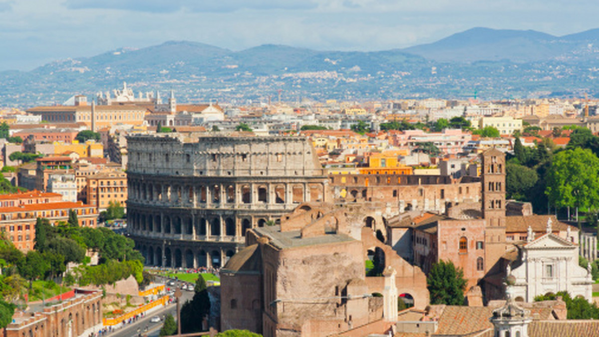 Najsłynniejszy włoski operator filmowy, trzykrotny laureat Oscara Vittorio Storaro pracuje nad nowym projektem oświetlenia alei Fori Imperiali w Rzymie, łączącej plac Wenecki z Koloseum. Władze miasta zapewniają, że ulica ta całkowicie zmieni oblicze.