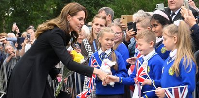 Przed rezydencją Elżbiety II doszło do rozczulających scen. Kate wypatrzyła w tłumie ośmioletnią dziewczynkę. Popłynęły łzy