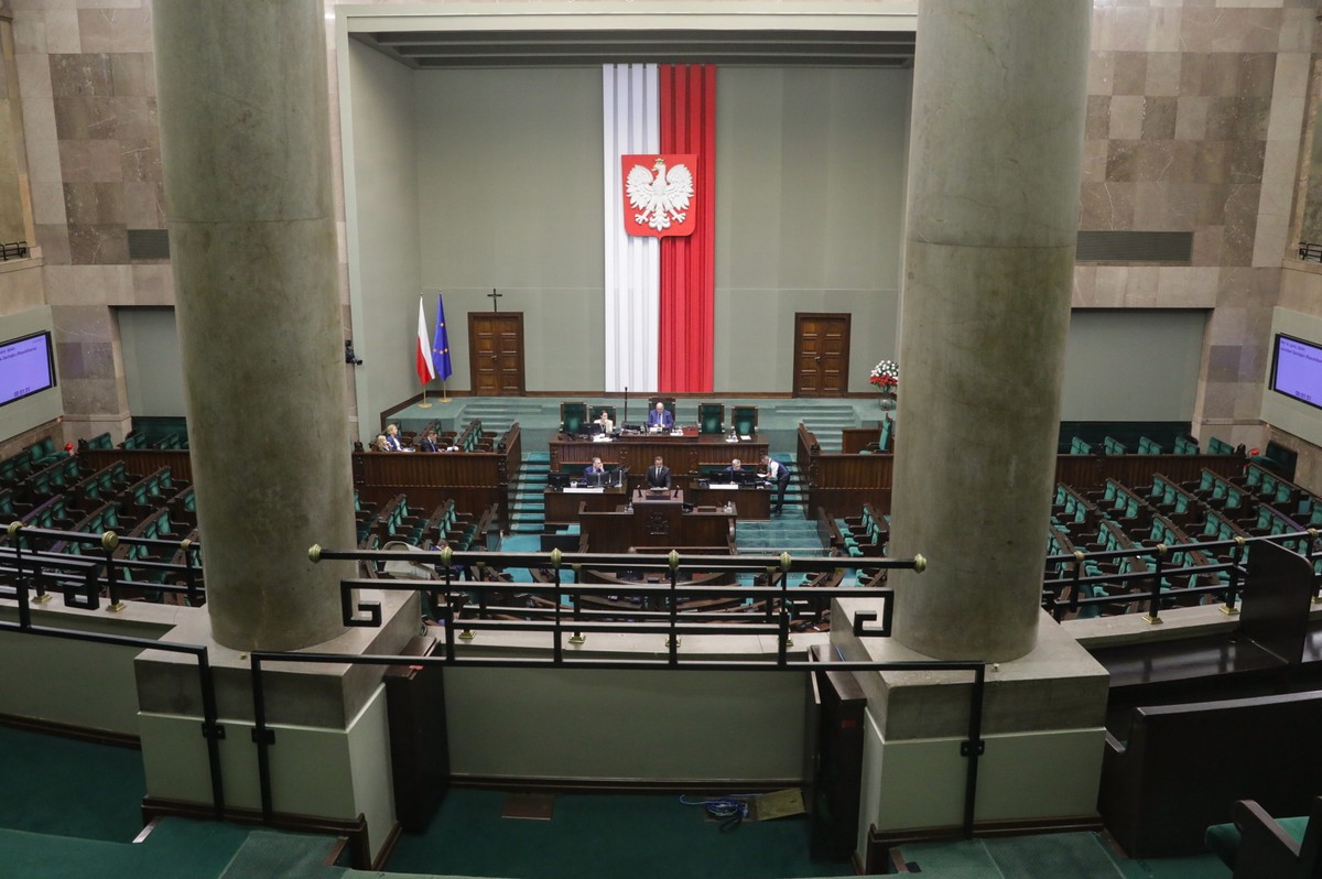 Rekonstrukcja rządu opóźniona przez Hołownię?Czarzasty ujawnia kulisy
