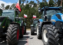 Traktory na granicy. Rolnicy wspierają ruch Bąkiewicza. 'Nie tylko żywimy, ale i bronimy'