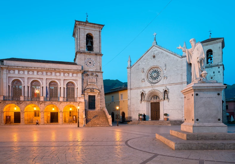 Bazylika św. Benedykta i Piazza San Benedetto, Nursja