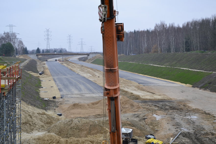 Położono tory na budowanym wiadukcie kolejowym nad S14 w Zgierzu