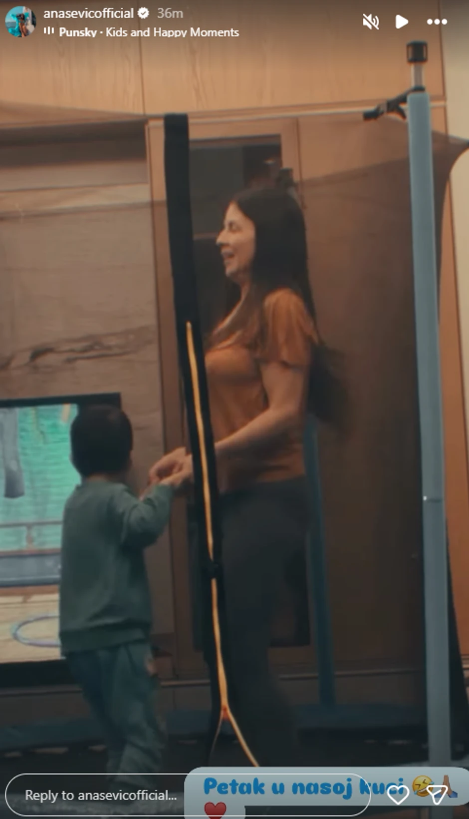 Ana Sević sa sinom skače na trambolini