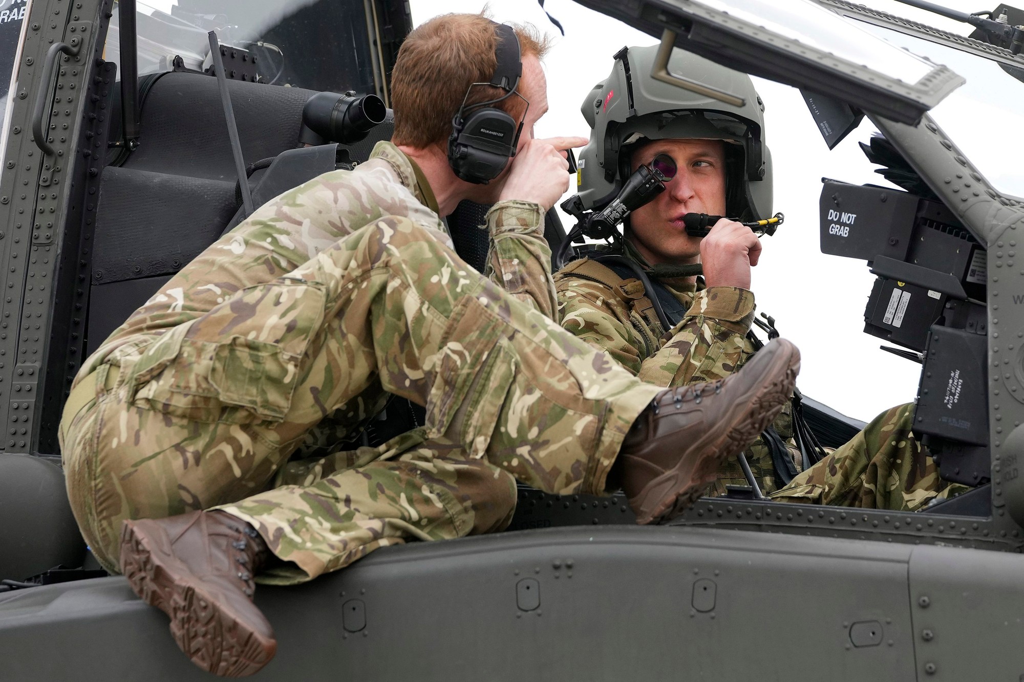 Britský kráľ Karol III. vymenoval princa Williama za vrchného veliteľa armádneho letectva pred helikoptérou Apache.