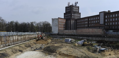 Z dużym poślizgiem ruszyła budowa Hiltona