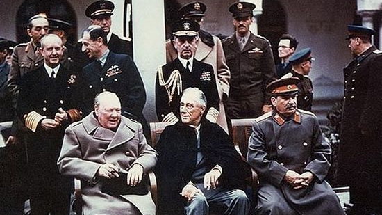 Wielka Trójka w otoczeniu towarzyszących im członków delegacji. Churchill na tym zdjęciu nie wygląda zbyt dobrze, czyżby to przez pluskwy, które go tak dotkliwie pogryzły?