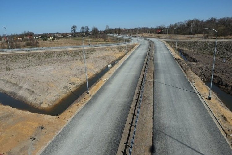 Zmiana organizacji ruchu będzie wprowadzona także na innych odcinkach. Na początku przyszłego tygodnia ruch będzie zmieniany na fragmencie trasy od granicy z woj. łódzkim do węzła Częstochowa Północ, realizowanym przez firmę Polaqua. Wykonawca będzie modyfikował ruch na 17-kilometrowym odcinku fragmentami. W pierwszej kolejności zmiany będą dotyczyły ok. 1/3 długości odcinka. <br>
 'Wyłączona zostanie jezdnia zachodnia, a kierowcy będą mieli do dyspozycji nitkę wschodnią. Od Łochyni do wiaduktu nad linią kolejową nr 146 relacji Wyczerpy – Chorzew Siemkowice w Lubojence, na odcinku około 5 km, zostanie wprowadzony ruch w układzie 2+1. To oznacza, że jadący na południe w kierunku Katowic, będą mogli korzystać z dwóch pasów, a dla kierunku przeciwnego, w stronę Łodzi, dostępny będzie jeden pas' – czytamy w komunikacie.
