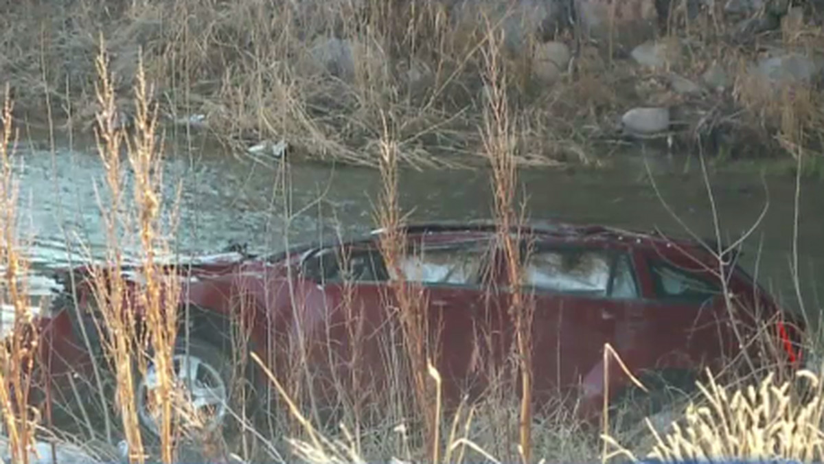 18-miesięczne dziecko zostało uratowane po 14 godzinach z samochodu, który wpadł do rzeki w stanie Utah. Do wypadku doszło w odludnym miejscu i dopiero po wielu godzinach wędkarz dostrzegł unoszące się na powierzchni wody auto. Wydobyte dziecko w stanie krytycznym trafiło do szpitala. Jego matka kierująca samochodem utonęła.