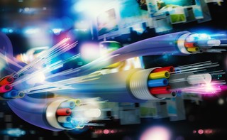 Koniec z powolnym internetem. UE stawia na światłowody. Za trzy lata miedziane kable mają zniknąć