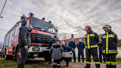 Angyalkák helyett tűzoltók látogatták meg a kis Balázst – fotó