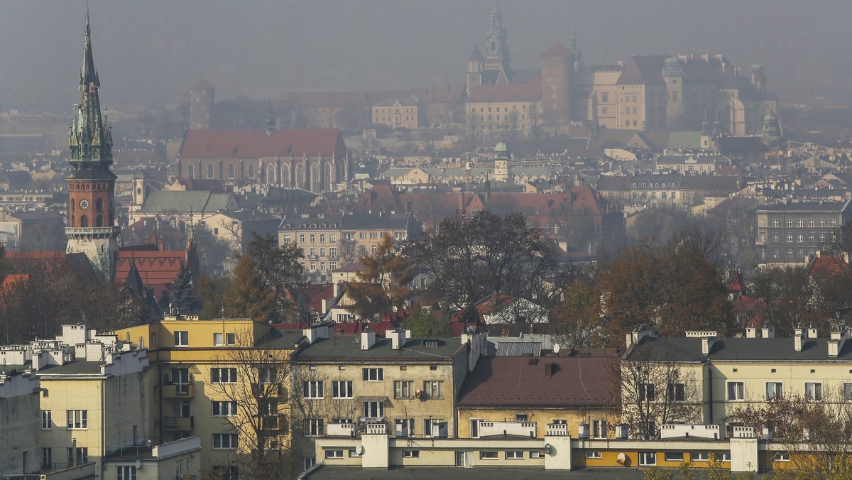 Mija pół roku od momentu przegłosowania przez radnych uchwały kierunkowej dotyczącej oczyszczaczy powietrza. Dokument nakazywał prezydentowi Jackowi Majchrowskiemu sprawdzenie, czy zamontowanie urządzeń jest możliwe w żłobkach i przedszkolach. Jeśli odpowiedź będzie twierdząca, magistrat ma przystąpić do działania. Czas biegnie, a urząd w tym temacie niewiele zrobił. Przedstawiciele władz miasta tłumaczą się ekspertyzą, która mówi o "szeregu wątpliwości". Szkopuł w tym, że urzędnicy powołują się na analizy, których... nie było.