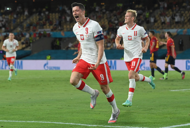 Robert Lewandowski celebrujący strzeloną bramkę w meczu Polski z Hiszpanią