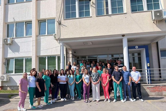 (FOTO, VIDEO) Protest podrške uhapšenim Srbima iz Gračanice održan u svim srpskim zdravstvenim i obrazovnim ustanovama na Kosovu i Metohiji
