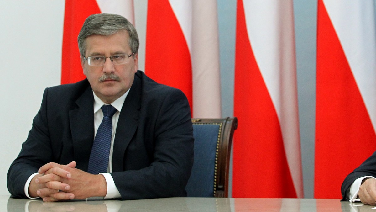 Prezydent Bronisław Komorowski powiedział dziś, że liczy na to, iż Sejm do końca polskiej prezydencji, czyli do 31 grudnia, uchwali zmianę w konstytucji dotyczącą relacji Polski z UE. - Byłbym absolutnie szczęśliwy - podkreślił Komorowski.