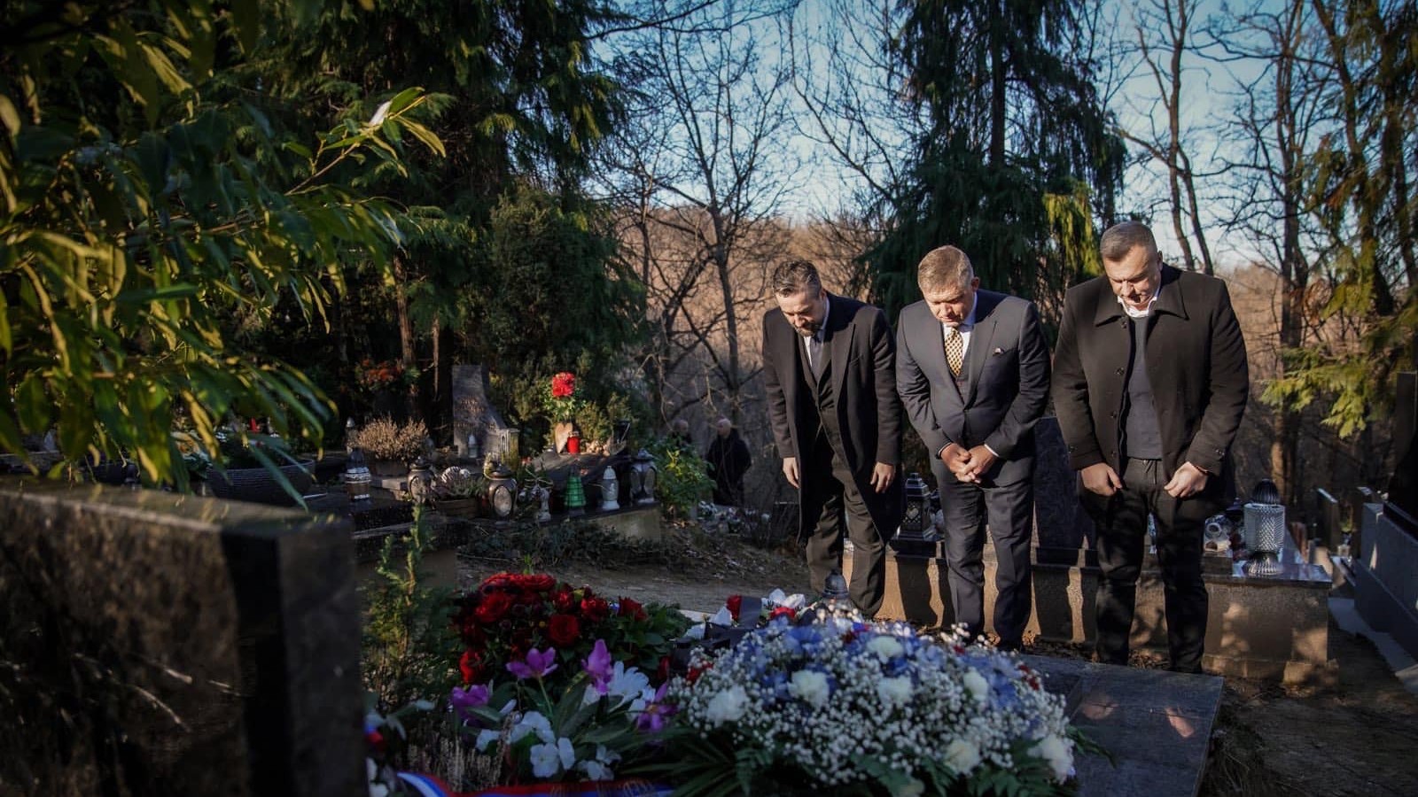 Premiér Robert Fico pri hrobe Gustáva Husáka.