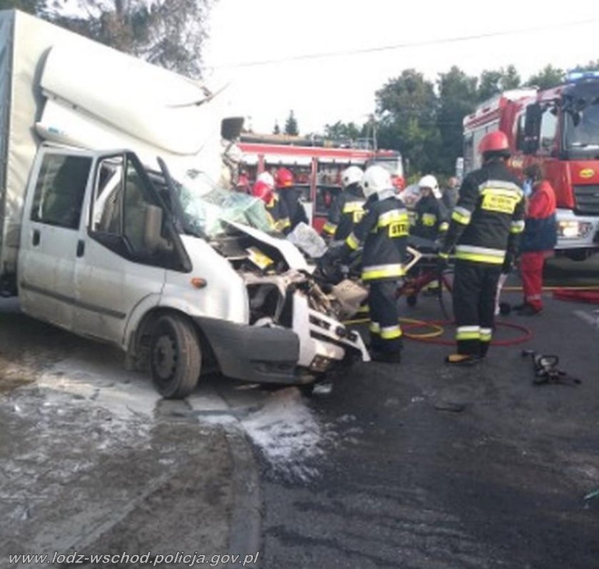 Groza w Koluszkach. Auto uderzyło w wojskową ciężarówkę