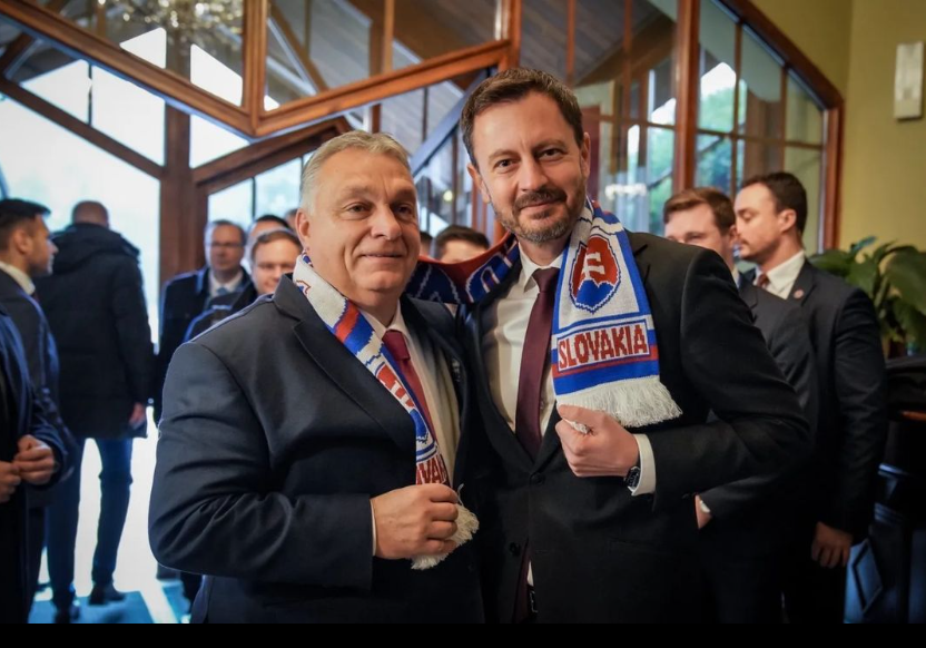 Eduard Heger odovzdal Viktorovi Orbánovi slovenský šál. 