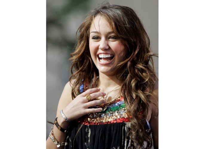 Pucołowata Miley Cyrus to ulubienica nastolatek, która niezwykłą charyzmą nadrabia brak urody.