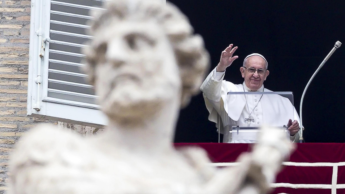 Papież Franciszek powiedział, że nie można być chrześcijaninem i jednocześnie być obojętnym wobec tych, którzy cierpią. Nie jest chrześcijańskie, dodał, oskarżanie innych. - To styl niedoszłych prokuratorów - ocenił.