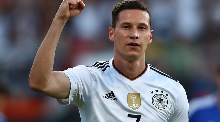 Draxler egy csinos szőkét csókolt a jachton, aki nem a barátnője / Fotó: AFP