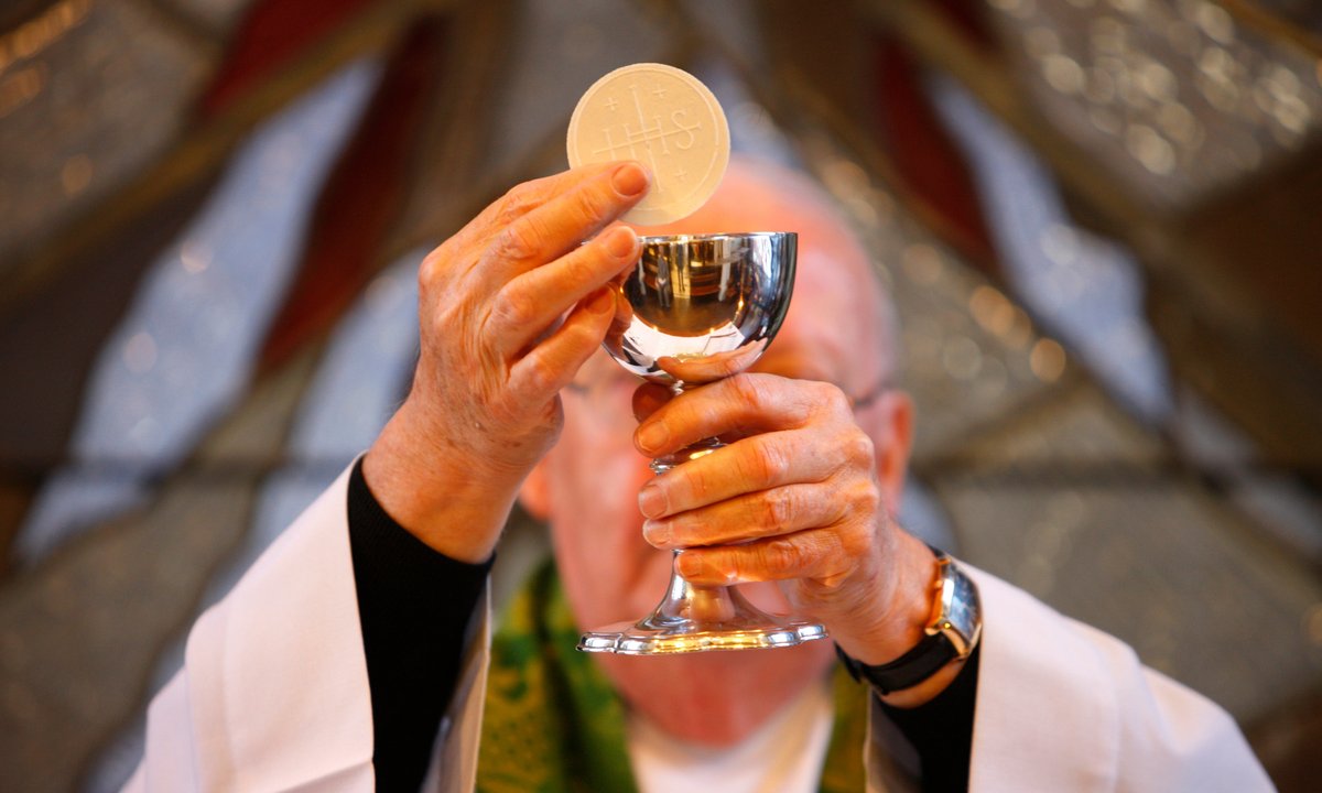 Można przyjąć komunię bez spowiedzi? Duchowny mówi, czy to grzech