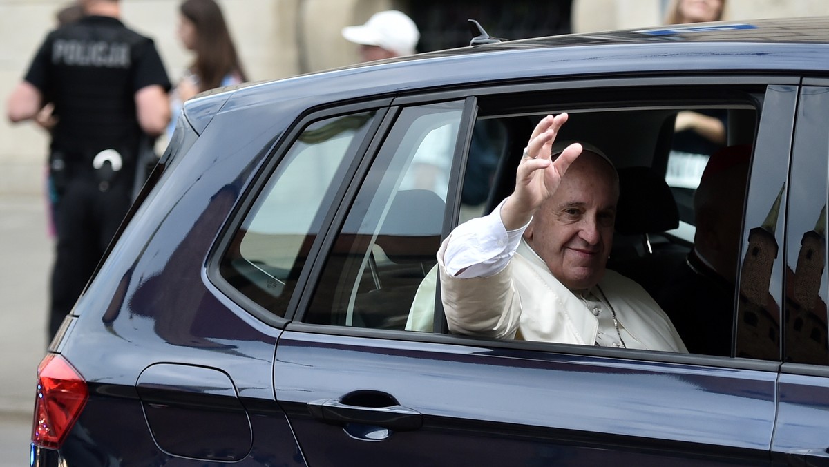 Papież Franciszek po godz. 9.30 przyjechał do Częstochowy, gdzie w sanktuarium na Jasnej Górze odprawi mszę świętą, będącą dziękczynieniem za chrzest Polski przed 1050 laty.