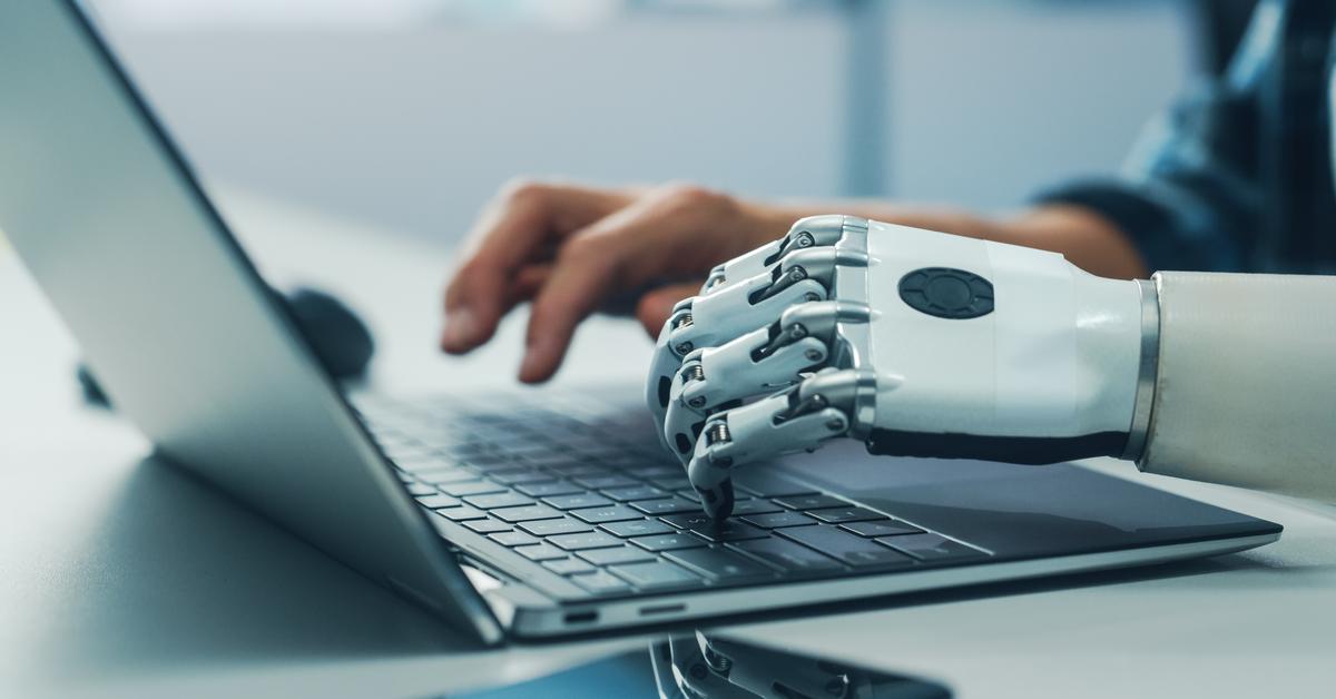 Sztuczna inteligencja w pracy. Jak dużo pracowników już z niej korzysta? [BADANIE]