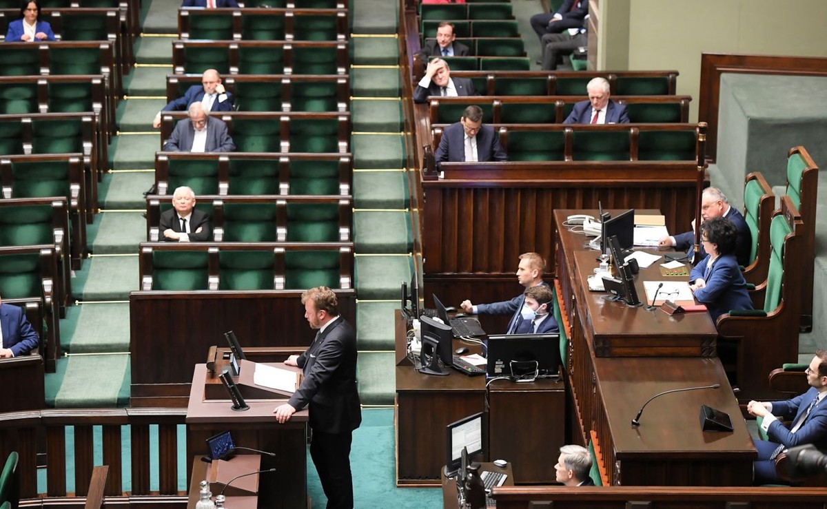 Wśród głosujących "przeciw" byli posłowie klubów opozycyjnych oraz 3 posłów z klubu PiS: Wojciech Maksymowicz, Grzegorz Puda i Michał Wypij