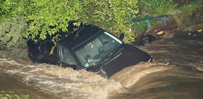 Żywioł uderzył w nich tej nocy. Mieszkanka Pławnej trzymała auto, bo woda porywała nawet ciężkie rzeczy. „Straty są niewyobrażalne”