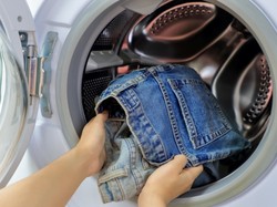 Nie skracaj dżinsom życia! Oto, jak należy je prać, by służyły latami